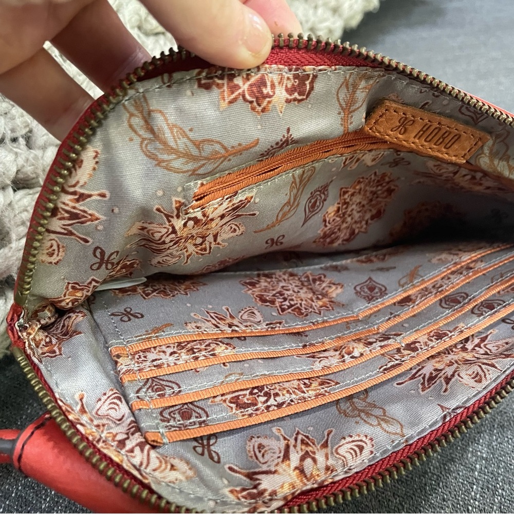 HOBO Sable wristlet. - Picture 3 of 6